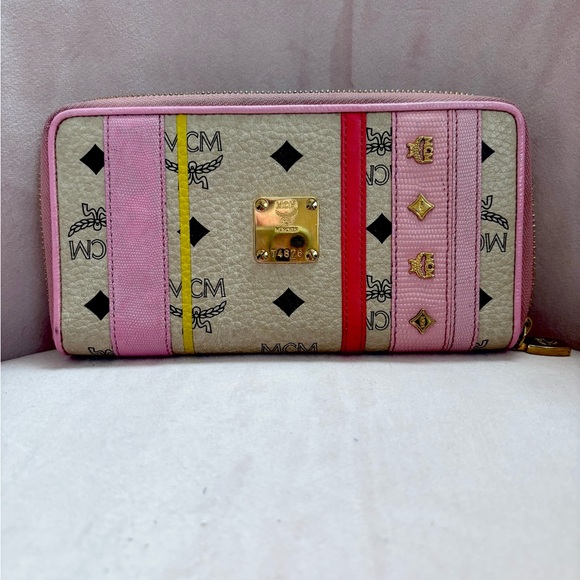 Beautiful MCM Wallet - Picture 7 of 9